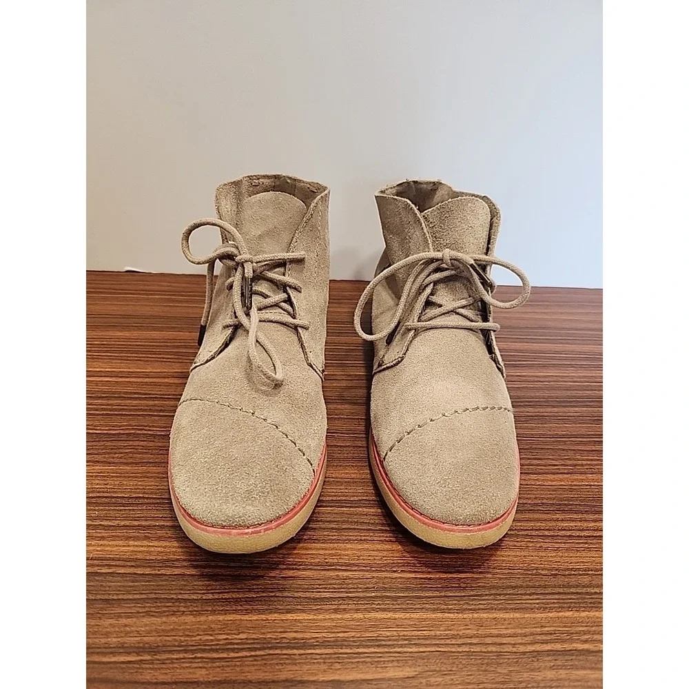 TOMS Boots Womens 7.5 Mateo Three Eye Desert Chukka Boot Beige Suede Lace Up
